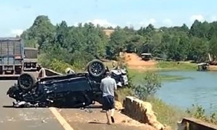 Três pessoas ficam feridas em capotamento na Ponte Carvalho Pinto