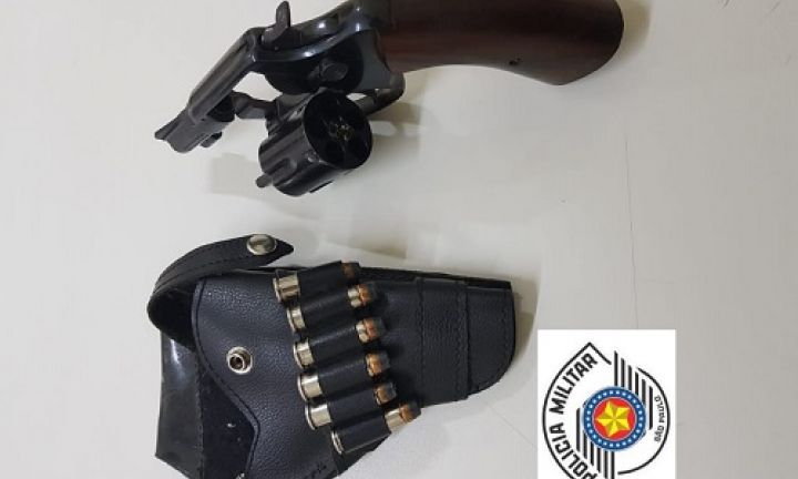 Após tentativa de fuga, homem é preso por porte ilegal de arma