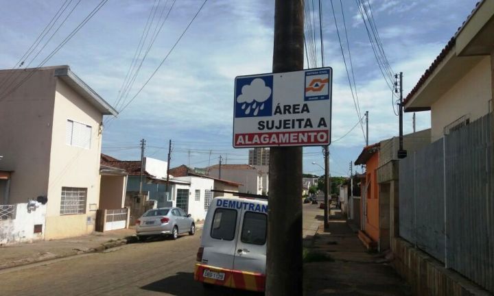 Áreas sujeitas a alagamento estão sinalizadas