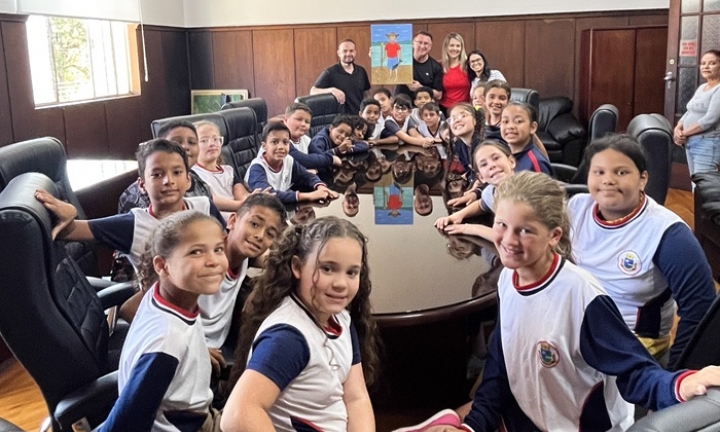 Alunos da Escola Eruce Paulucci visitam Gabinete do Prefeito de Avaré