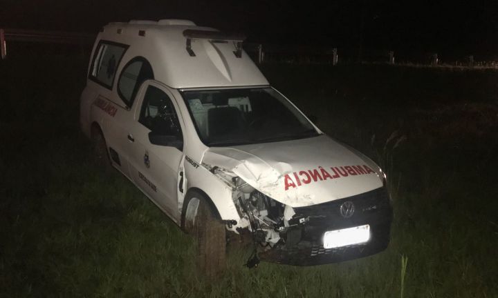 Ambulância de Avaré sofre acidente na Castelinho