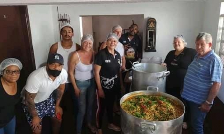 Amigos do Bar do Anjão se unem para distribuir marmitas em Avaré