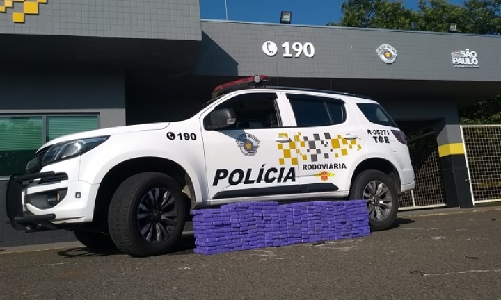 Casal é preso em rodovia transportando 260 tijolos de maconha