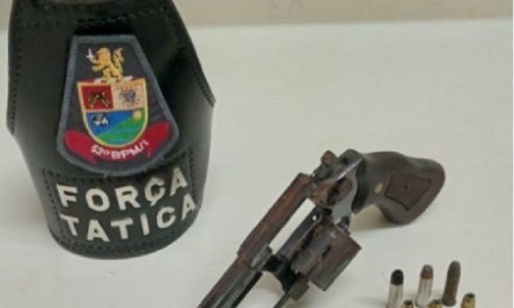 Força Tática prende suposto cadeirante com arma e porção de crack