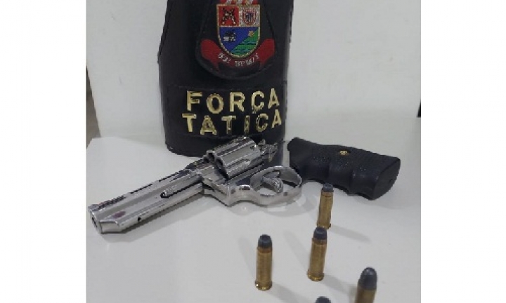 Homem é preso por causar tumulto com arma de fogo em casa noturna