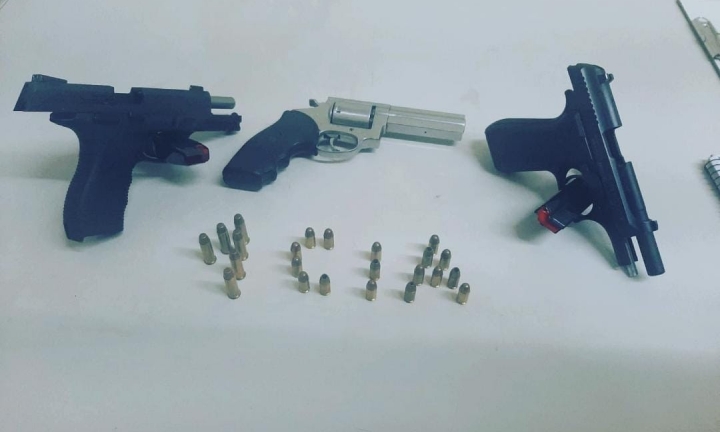 Mulher portando três armas de fogo é presa pela polícia militar em Avaré