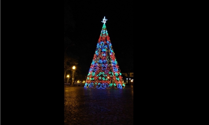 Prefeitura instala Árvore de Natal gigante no Largo São João