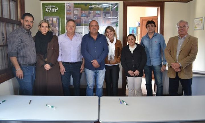 Futuros moradores assinam contrato de novo residencial em Avaré
