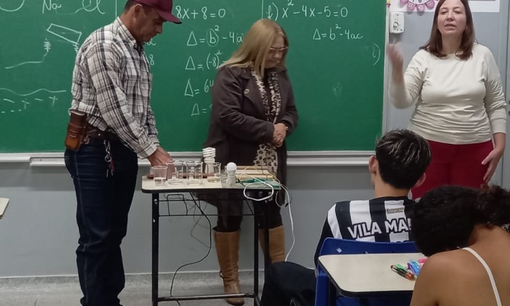 Alunos da EJA participam de aula prática sobre materiais condutores