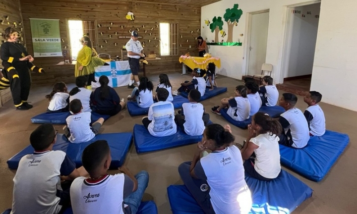 Alunos de escola municipal participam de palestra alusiva ao Dia da Abelha