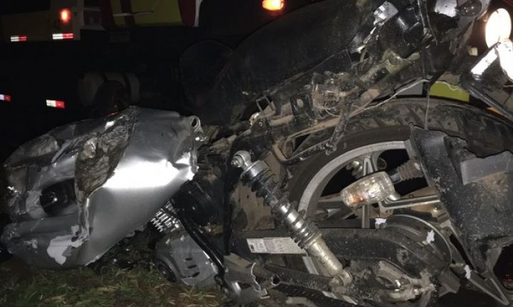Caminhão derruba e arrasta moto na Rodovia João Mellão