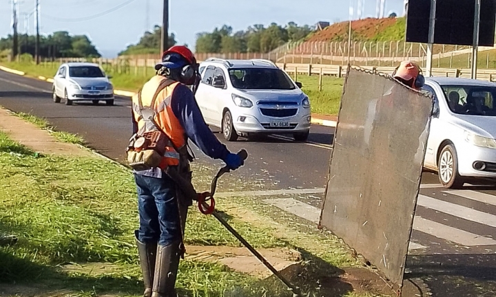 Prefeitura reforça equipes para enfrentar avanço da vegetação
