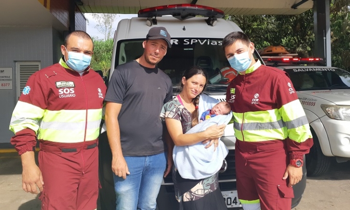 Equipe de resgate da CCR SPVias realiza parto em rodovia