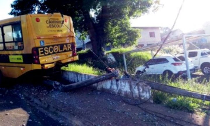 Ônibus escolar bate em poste em Avaré