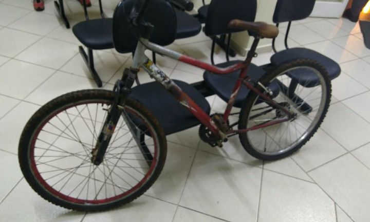 Ciclista é roubado sob ameaça de faca na Praça Romeu Bretas