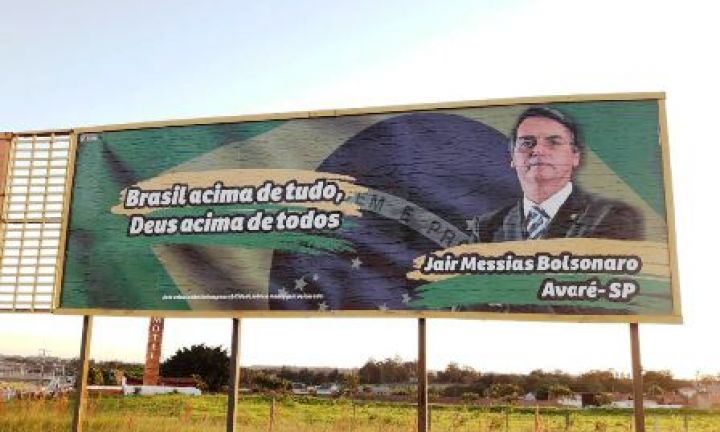 Outdoor de Jair Bolsonaro é instalado em Avaré