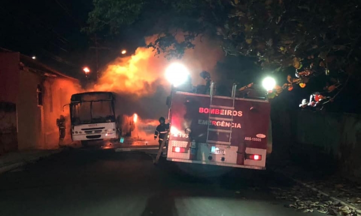 Bombeiros de Itatinga são acionados para conter fogo em ônibus