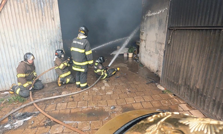 Bombeiros combatem incêndio em barracão de reciclagem