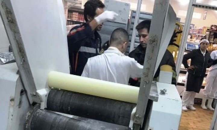Funcionário se fere ao ter braço preso em máquina de amassar pão