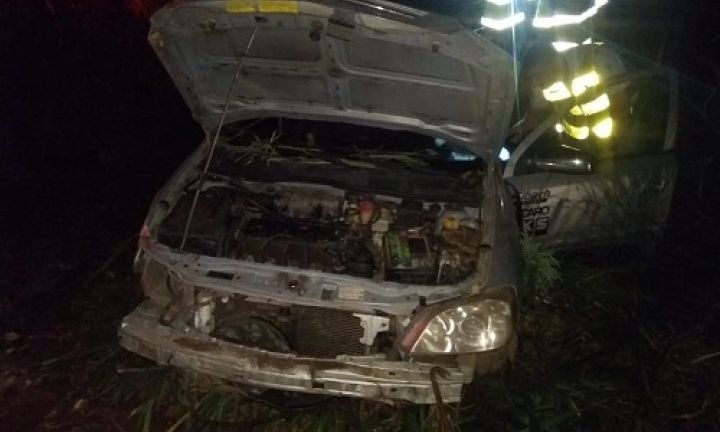 Motorista morre após carro que dirigia cair em açude na área rural