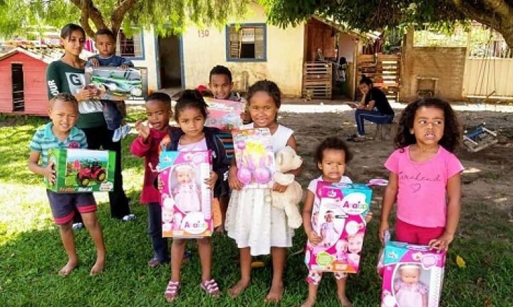 Cultura entregou brinquedos arrecadados com matrículas das Oficinas Culturais