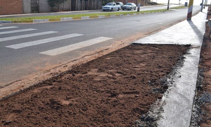 Prefeitura inicia construção de calçada na Avenida Tininho Negrão