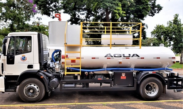 Município adquire caminhão-pipa com capacidade para 8 mil litros