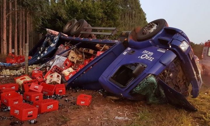 Caminhão tomba em vicinal e carga de bebidas fica espalhada no acostamento