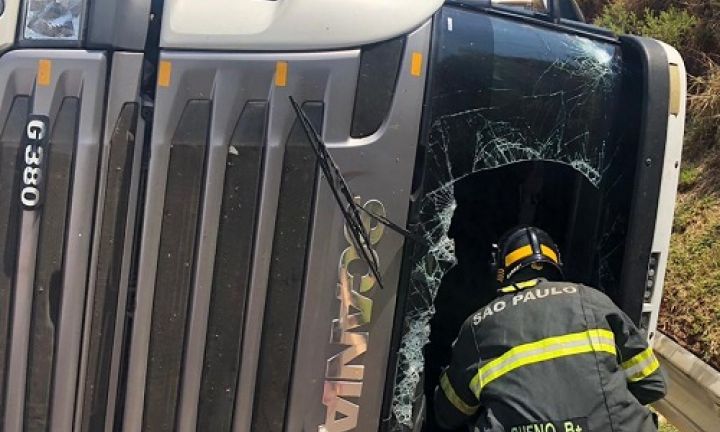 Caminhoneiro tem ferimentos graves após veículo tombar em rodovia