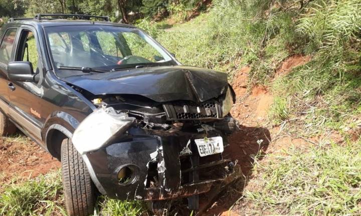 Bombeiros e Samu de Itaí salvam casal que capotou carro 