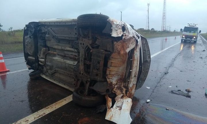Motorista perde controle de carro e capota em rodovia de Águas de Santa Bárbara
