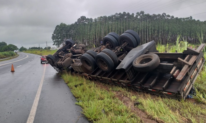 Caminhão carregado com farinha capota na Rodovia Raposo Tavares