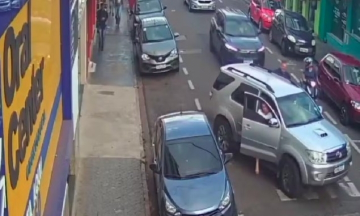 Criminoso rouba caminhonete com vítima dentro e bate carro na fuga em Avaré