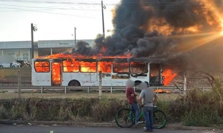 Ônibus que transportava trabalhadores rurais pega fogo na SP-255