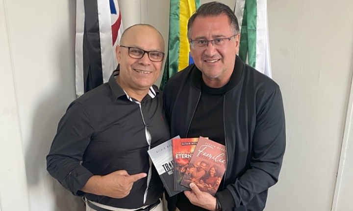 Pastor Altair Weber lança livros em Avaré com noite de autógrafos e coquetel