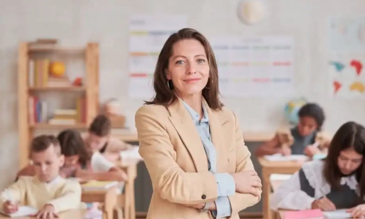 Prefeito Roberto Araujo anuncia projeto que valoriza profissionais da Educação