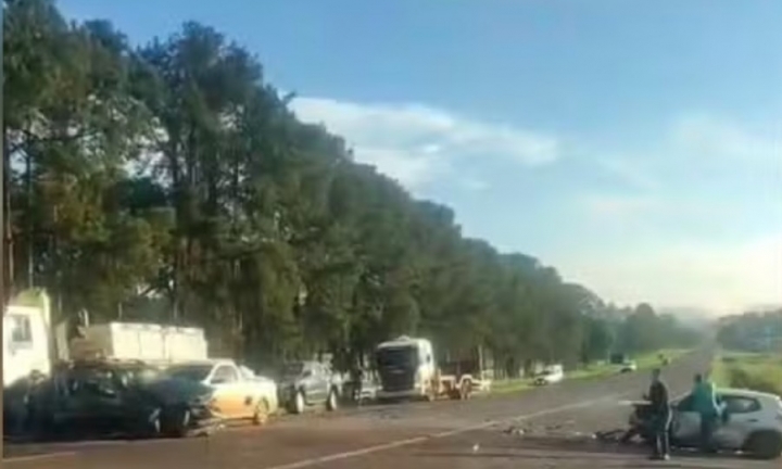 Engavetamento entre veículos deixa um morto e feridos na SP-255, em Avaré