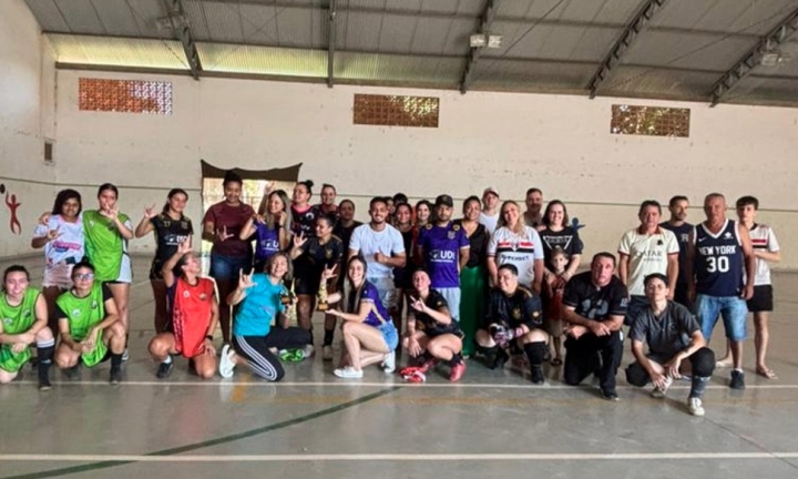 Futsal feminino beneficente arrecada material de higiene e alimento à APAE
