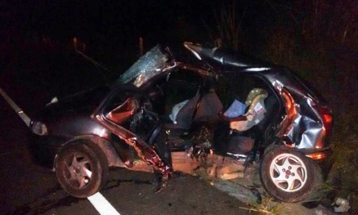 Bebê morre arremessado fora do carro em acidente