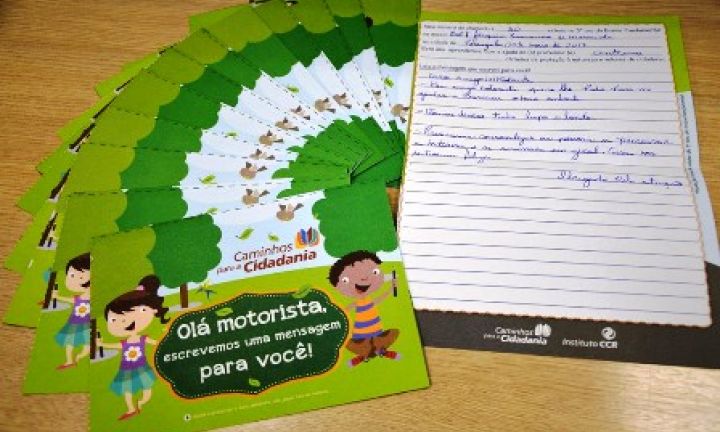Motoristas recebem cartas de crianças nas praças de pedágio