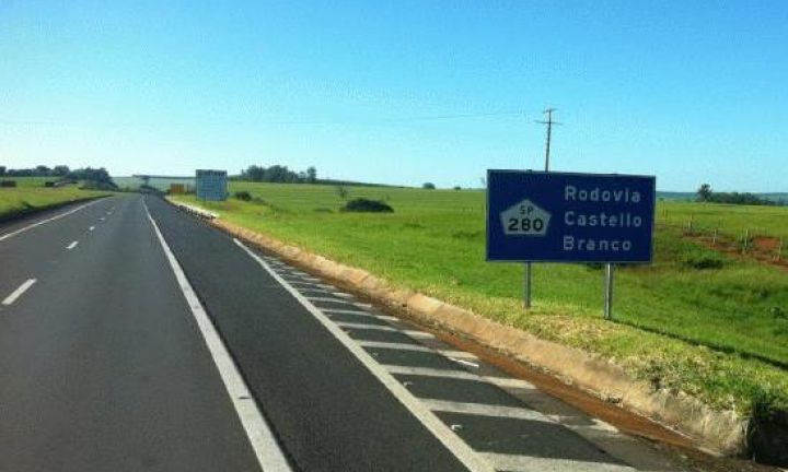 Ônibus bate na traseira de caminhão bitrem e deixa feridos na Castello Branco