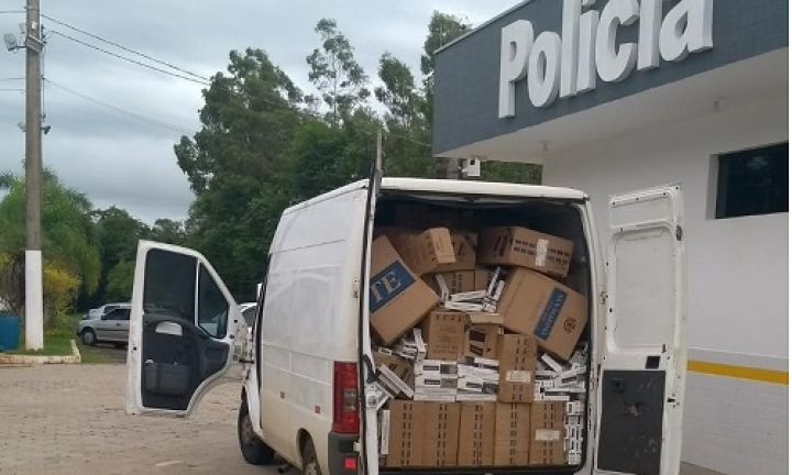 Após motorista tentar fugir, PR apreende 55 mil maços de cigarros em Avaré