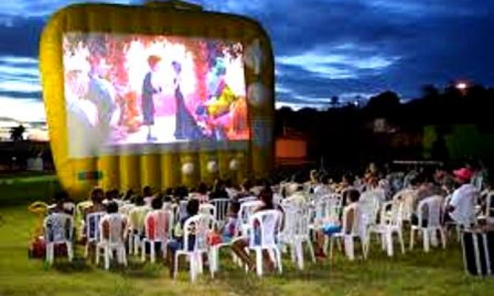 Hoje tem cinema de graça na praça