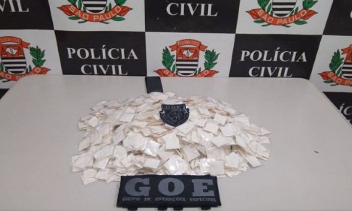 Mulher de 23 anos é presa com quase mil papelotes de cocaína