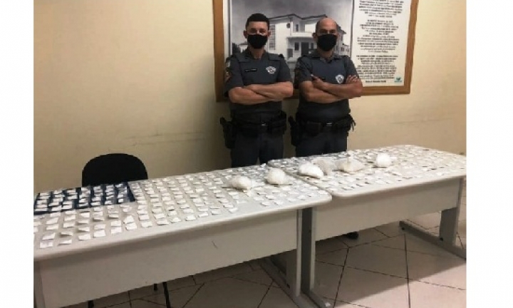 Mulher é presa pela Polícia Militar em Avaré com 800 porções de cocaína