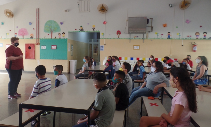 Atividade em escola discute importância da coleta seletiva