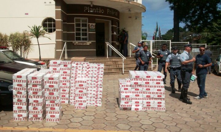 Perseguição na SP-245 termina com apreensão de contrabando de cigarro