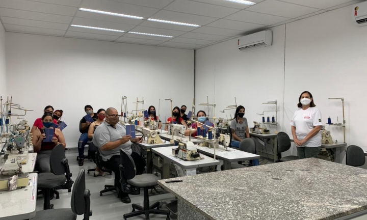 Curso de costureiro de máquina industrial abre nova turma