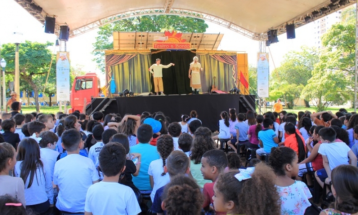 Teatro itinerante reúne centenas de crianças na Concha Acústica