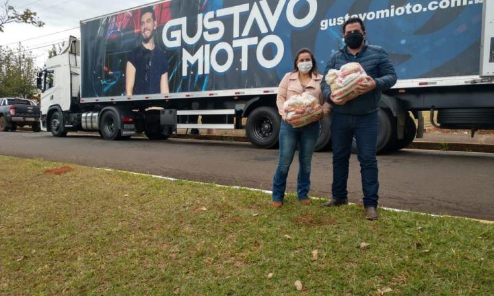 Cantor Gustavo Mioto doa 3 toneladas de alimentos para Avaré